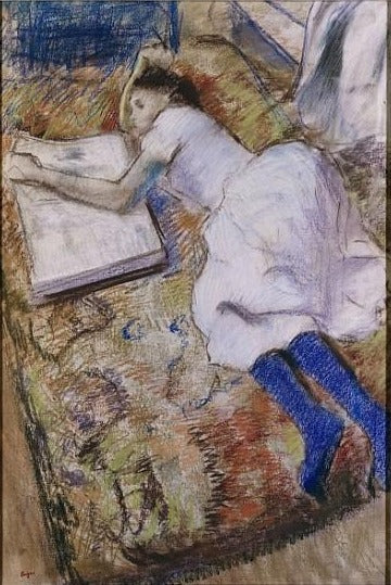 Jeune fille allongée regardant un album - Edgar Degas